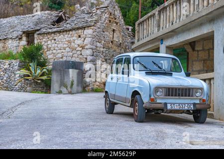 Voiture d'époque Renault 4 dans village croate Banque D'Images