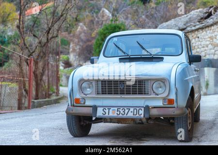 Voiture d'époque Renault 4 dans village croate Banque D'Images