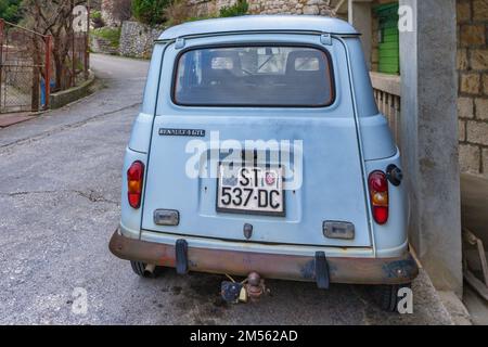 Voiture d'époque Renault 4 dans village croate Banque D'Images