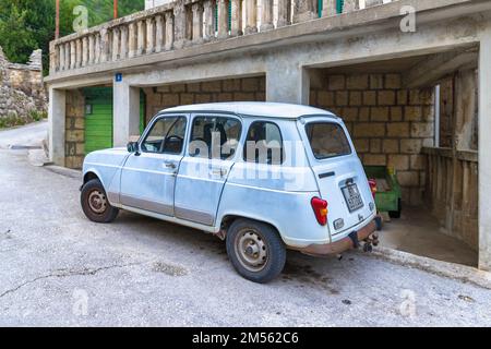 Voiture d'époque Renault 4 dans village croate Banque D'Images