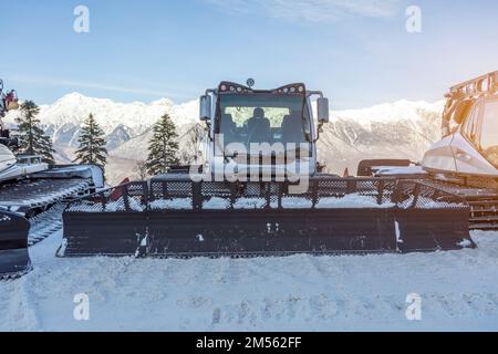 Stationnement sur une pente équipement de déneigement pour une station de ski.Chasse-neige pour les vacances de ski et de snowboard en montagne Banque D'Images