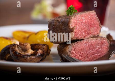 tranches de steak grillé sur une assiette Banque D'Images