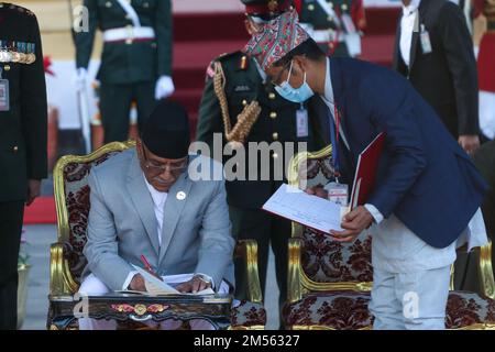 Katmandou, Népal. 26th décembre 2022. Le 26 décembre 2022 à Katmandou, au Népal. Nouveau Premier ministre du Népal Pushpa Kamal Dahal signe les documents lors de la cérémonie de serment au bureau du Président (photo par Abhishek Maharajan/Sipa USA) crédit: SIPA USA/Alay Live News Banque D'Images