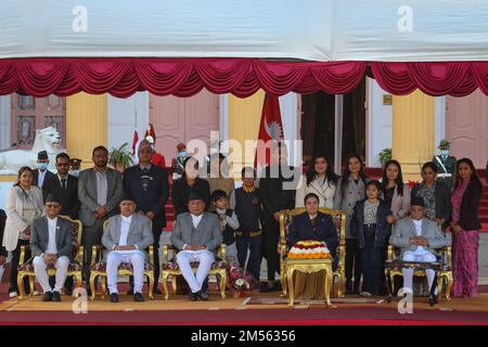 Katmandou, Népal. 26th décembre 2022. Le 26 décembre 2022 à Katmandou, au Népal. La famille du nouveau Premier ministre du Népal pose pour les photos avec le président Bidhya Devi Bahndari et d'autres personnalités gouvernementales. (Photo de Abhishek Maharajan/Sipa USA) crédit: SIPA USA/Alay Live News Banque D'Images