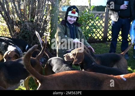 Assorti Green Essex, Royaume-Uni. 26th décembre 2022. Un jeune garçon admire les humeurs. Des centaines de personnes assistent à l'Essex avec Farmers et Union Hunt se prépare pour son tour annuel de l'après-Noël au Checkrs Pub dans le village rural d'Essex de Matching Green. La chasse d'Essex s'est régulièrement réunie dans Matching Green depuis le début du 19th siècle, bien que depuis la loi de chasse de 2004, elle n'ait pas été autorisée à utiliser des chiens pour chasser et tuer des renards. Crédit : MARTIN DALTON/Alay Live News Banque D'Images