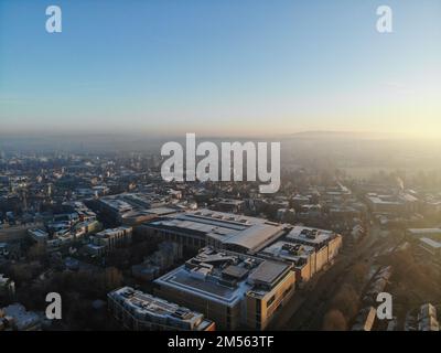 Oxford, Royaume-Uni. 16th décembre 2022. (NOTE AUX ÉDITEURS : image prise avec un drone)vue aérienne d'Oxford le matin d'hiver. Le Conseil du comté d'Oxford a récemment approuvé des essais de filtres de circulation que certains appellent des « blocages climatiques ». (Photo par Edward Crawford/SOPA Images/Sipa USA) crédit: SIPA USA/Alay Live News Banque D'Images