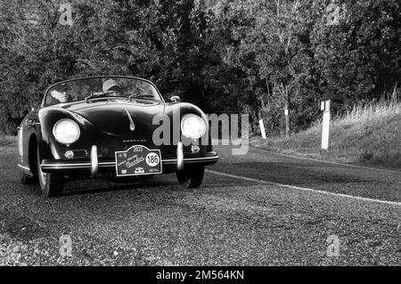 saint-marin , saint-marin - sett. 16 - 2022 : PORSCHE CARRERERA PRÉ Un SPEEDSTER 1955 en coppa nuvolari vieille voiture de course Banque D'Images