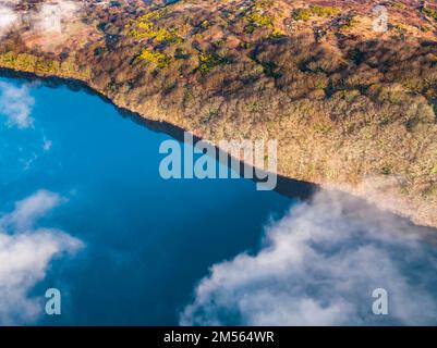 Vue aérienne de Lough fad dans le brouillard du matin, Comté de Donegal, République d'Irlande. Banque D'Images