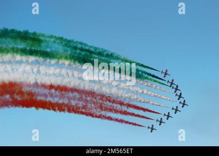 Le Frecce Tricolori (également appelé Pattuglia Acrobatica Nazionale) a participé cet été à l'Airshow de Porto Recanati Banque D'Images