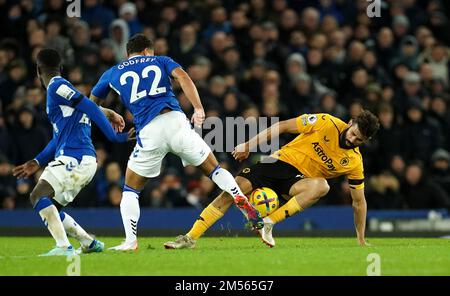 Diego Costa (à droite) de Wolverhampton Wanderers et Ben Godfrey d'Everton se battent pour le ballon lors du match de la Premier League à Goodison Park, Liverpool. Date de la photo: Lundi 26 décembre 2022. Banque D'Images