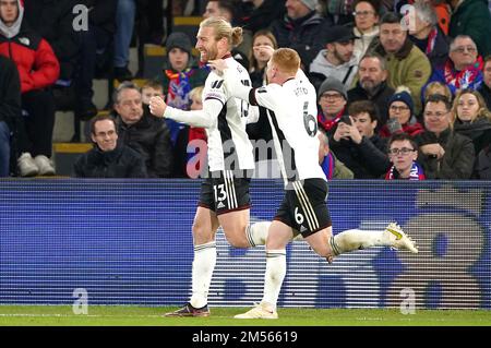 Tim Ream (à gauche) de Fulham célèbre le deuxième but de son équipe avec Harrison Reed lors du match de la Premier League à Selhurst Park, Londres. Date de la photo: Lundi 26 décembre 2022. Banque D'Images