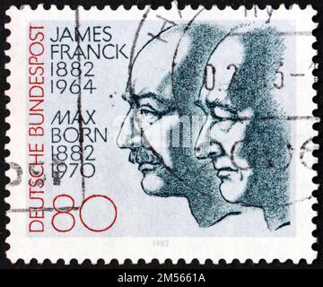 ALLEMAGNE - VERS 1982: Un timbre imprimé en Allemagne montre James Franck (1882-1964) et Max Born (1882-1970), prix Nobel physicien, développé quantum le Banque D'Images