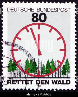 ALLEMAGNE - VERS 1985: Un timbre imprimé en Allemagne montre la forêt et l'horloge, la conservation des forêts, vers 1985 Banque D'Images