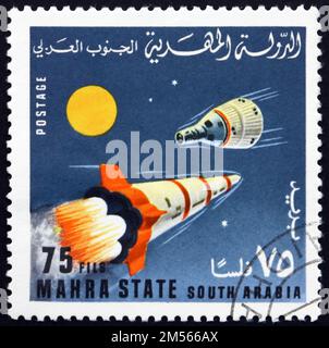 ETAT MAHRA - VERS 1967: Un timbre imprimé dans le Sultanat de Mahra montre la capsule de fusée et d'espace, les roquettes et l'engin spatial, série, vers 1967 Banque D'Images