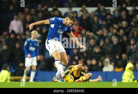 Diego Costa (à droite) de Wolverhampton Wanderers et James Tarkowski d'Everton se battent pour le ballon lors du match de la Premier League à Goodison Park, Liverpool. Date de la photo: Lundi 26 décembre 2022. Banque D'Images