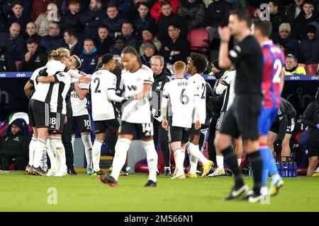 Tim REAM de Fulham (à gauche) célèbre le deuxième but de son équipe lors d'un match de la Premier League à Selhurst Park, Londres. Date de la photo: Lundi 26 décembre 2022. Banque D'Images