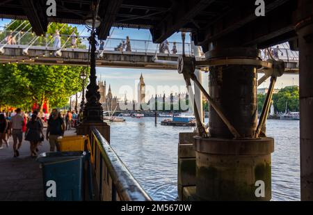Vue sur la tour de l'horloge Big Bend de Londres depuis le pont Westminister Banque D'Images
