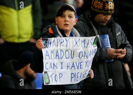 Everton, Royaume-Uni. 26th décembre 2022. Un jeune fan d'Everton tient une bannière demandant le maillot d'Amadou Onana d'Everton. Match de la Premier League, Everton contre Wolverhampton Wanderers à Goodison Park à Liverpool le lendemain de Noël, le lundi 26th décembre 2022. Cette image ne peut être utilisée qu'à des fins éditoriales. Utilisation éditoriale uniquement, licence requise pour une utilisation commerciale. Aucune utilisation dans les Paris, les jeux ou les publications d'un seul club/ligue/joueur. photo par Chris Stading/Andrew Orchard sports Photography/Alamy Live News crédit: Andrew Orchard sports Photography/Alamy Live News Banque D'Images