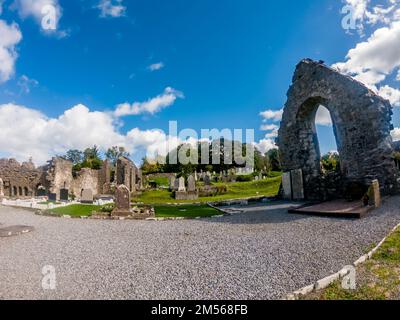 DONEGAL TOWN, IRLANDE - SEPTEMBRE 22 2022 : le cimetière historique de l'abbaye de Donegal Town a été construit par Hugh O Donnell en 1474. Banque D'Images