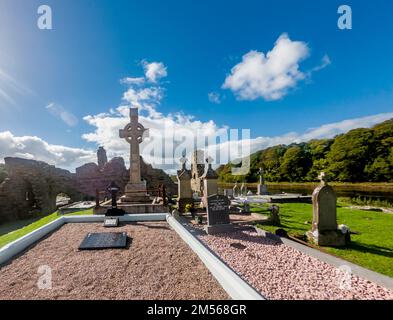 DONEGAL TOWN, IRLANDE - SEPTEMBRE 22 2022 : le cimetière historique de l'abbaye de Donegal Town a été construit par Hugh O Donnell en 1474. Banque D'Images