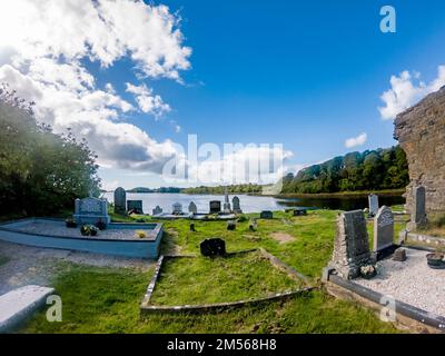 DONEGAL TOWN, IRLANDE - SEPTEMBRE 22 2022 : le cimetière historique de l'abbaye de Donegal Town a été construit par Hugh O Donnell en 1474. Banque D'Images