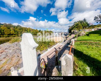 DONEGAL TOWN, IRLANDE - SEPTEMBRE 22 2022 : le cimetière historique de l'abbaye de Donegal Town a été construit par Hugh O Donnell en 1474. Banque D'Images