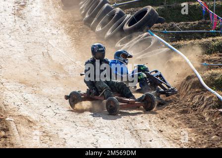 Les hommes de la tribu Hmong Hill conduisent la formule hmong (la charrette en bois qui fait la course au mode de vie des peuples autochtones du nord de la Thaïlande.) Pendant les célébrations du nouvel an de Hmong. En décembre ou janvier, les Hmong célèbrent leur nouvelle année, appelée Noj PEB Caug (prononcé ou PE Chao). Une plus grande célébration publique a lieu dans un lieu en plein air, il y a de nombreuses activités pendant cet événement, comme des jeux de spinning, des concours de tir de flèche, le chant et la danse, et des jeux de tribunal. Les jeunes hommes et les jeunes femmes portent des interprétations colorées des vêtements traditionnels, dans l'espoir d'attirer un partenaire de vie. Visiteurs a Banque D'Images