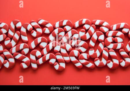 Beaucoup de bonbons pain d'épice en forme de canne biscuits, plat. Banque D'Images