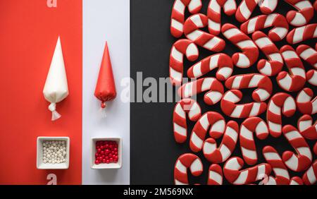 Beaucoup de bonbons pain d'épice en forme de canne biscuits, plat. Banque D'Images