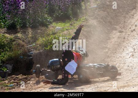 Un homme de la tribu de Hmong perd le contrôle tout en conduisant la formule hmong (la charrette de bois qui fait la course au mode de vie des peuples autochtones du nord de la Thaïlande). Pendant les célébrations du nouvel an de Hmong. En décembre ou janvier, les Hmong célèbrent leur nouvelle année, appelée Noj PEB Caug (prononcé ou PE Chao). Une plus grande célébration publique a lieu dans un lieu en plein air, il y a de nombreuses activités pendant cet événement, comme des jeux de spinning, des concours de tir de flèche, le chant et la danse, et des jeux de tribunal. Les jeunes hommes et les jeunes femmes portent des interprétations colorées des vêtements traditionnels, dans l'espoir d'attirer une vie Banque D'Images