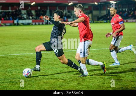 Salford, Royaume-Uni. 26th décembre 2022. Elliot Watt, de Salford City, s'attaque à Josh Gordon, du Barrow FC, lors du match Sky Bet League 2 entre Salford City et Barrow au Peninsula Stadium, Moor Lane, Salford, le lundi 26th décembre 2022. (Credit: Ian Charles | MI News) Credit: MI News & Sport /Alay Live News Banque D'Images