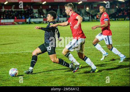 Salford, Royaume-Uni. 26th décembre 2022. Elliot Watt, de Salford City, s'attaque à Josh Gordon, du Barrow FC, lors du match Sky Bet League 2 entre Salford City et Barrow au Peninsula Stadium, Moor Lane, Salford, le lundi 26th décembre 2022. (Credit: Ian Charles | MI News) Credit: MI News & Sport /Alay Live News Banque D'Images