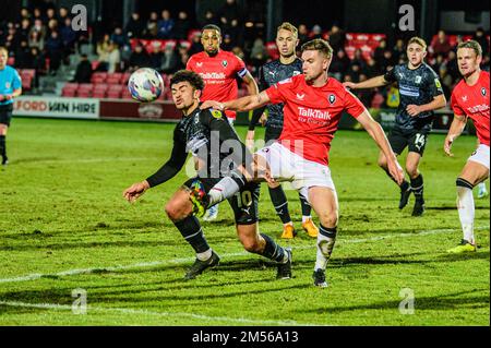 Salford, Royaume-Uni. 26th décembre 2022. Elliot Watt, de Salford City, s'attaque à Josh Gordon, du Barrow FC, lors du match Sky Bet League 2 entre Salford City et Barrow au Peninsula Stadium, Moor Lane, Salford, le lundi 26th décembre 2022. (Credit: Ian Charles | MI News) Credit: MI News & Sport /Alay Live News Banque D'Images