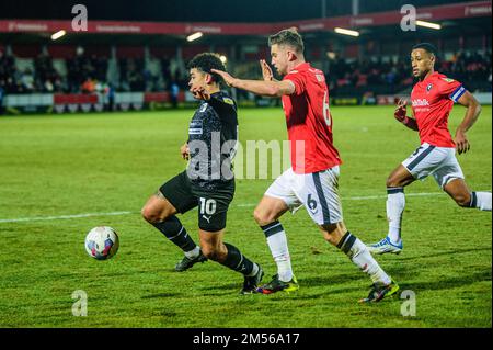 Salford, Royaume-Uni. 26th décembre 2022. Elliot Watt, de Salford City, s'attaque à Josh Gordon, du Barrow FC, lors du match Sky Bet League 2 entre Salford City et Barrow au Peninsula Stadium, Moor Lane, Salford, le lundi 26th décembre 2022. (Credit: Ian Charles | MI News) Credit: MI News & Sport /Alay Live News Banque D'Images