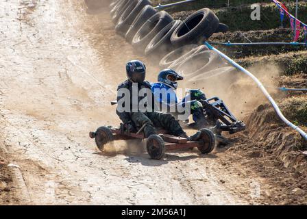 Les hommes de la tribu Hmong Hill conduisent la formule hmong (la charrette en bois qui fait la course au mode de vie des peuples autochtones du nord de la Thaïlande.) Pendant les célébrations du nouvel an de Hmong. En décembre ou janvier, les Hmong célèbrent leur nouvelle année, appelée Noj PEB Caug (prononcé ou PE Chao). Une plus grande célébration publique a lieu dans un lieu en plein air, il y a de nombreuses activités pendant cet événement, comme des jeux de spinning, des concours de tir de flèche, le chant et la danse, et des jeux de tribunal. Les jeunes hommes et les jeunes femmes portent des interprétations colorées des vêtements traditionnels, dans l'espoir d'attirer un partenaire de vie. Visiteurs a Banque D'Images