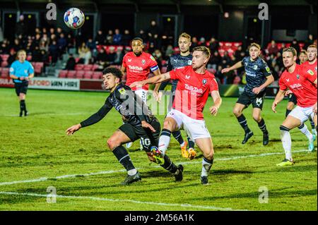 Salford, Royaume-Uni. 26th décembre 2022. Elliot Watt, de Salford City, s'attaque à Josh Gordon, du Barrow FC, lors du match Sky Bet League 2 entre Salford City et Barrow au Peninsula Stadium, Moor Lane, Salford, le lundi 26th décembre 2022. (Credit: Ian Charles | MI News) Credit: MI News & Sport /Alay Live News Banque D'Images