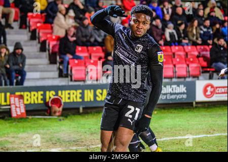 Salford, Royaume-Uni. 26th décembre 2022. Les joueurs de Barrow célèbrent leur deuxième but lors du match Sky Bet League 2 entre Salford City et Barrow au Peninsula Stadium, Moor Lane, Salford, le lundi 26th décembre 2022. (Credit: Ian Charles | MI News) Credit: MI News & Sport /Alay Live News Banque D'Images