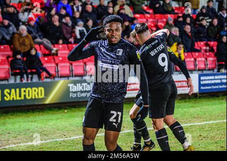 Salford, Royaume-Uni. 26th décembre 2022. Les joueurs de Barrow célèbrent leur deuxième but lors du match Sky Bet League 2 entre Salford City et Barrow au Peninsula Stadium, Moor Lane, Salford, le lundi 26th décembre 2022. (Credit: Ian Charles | MI News) Credit: MI News & Sport /Alay Live News Banque D'Images