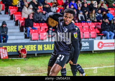 Salford, Royaume-Uni. 26th décembre 2022. Les joueurs de Barrow célèbrent leur deuxième but lors du match Sky Bet League 2 entre Salford City et Barrow au Peninsula Stadium, Moor Lane, Salford, le lundi 26th décembre 2022. (Credit: Ian Charles | MI News) Credit: MI News & Sport /Alay Live News Banque D'Images