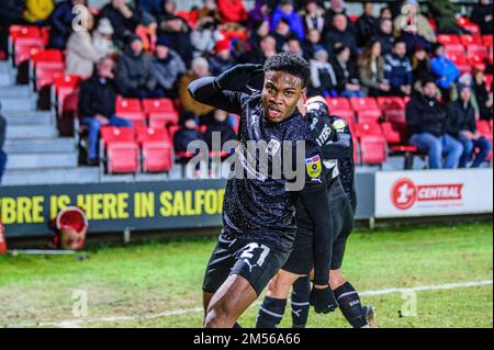 Salford, Royaume-Uni. 26th décembre 2022. Les joueurs de Barrow célèbrent leur deuxième but lors du match Sky Bet League 2 entre Salford City et Barrow au Peninsula Stadium, Moor Lane, Salford, le lundi 26th décembre 2022. (Credit: Ian Charles | MI News) Credit: MI News & Sport /Alay Live News Banque D'Images