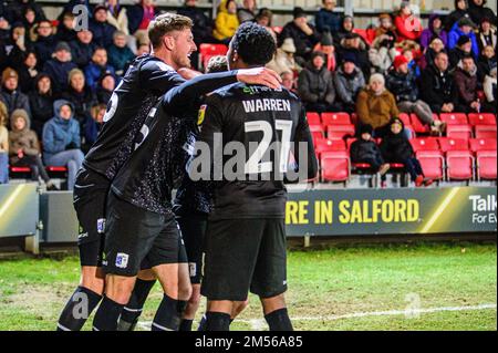 Salford, Royaume-Uni. 26th décembre 2022. Les joueurs de Barrow célèbrent leur deuxième but lors du match Sky Bet League 2 entre Salford City et Barrow au Peninsula Stadium, Moor Lane, Salford, le lundi 26th décembre 2022. (Credit: Ian Charles | MI News) Credit: MI News & Sport /Alay Live News Banque D'Images