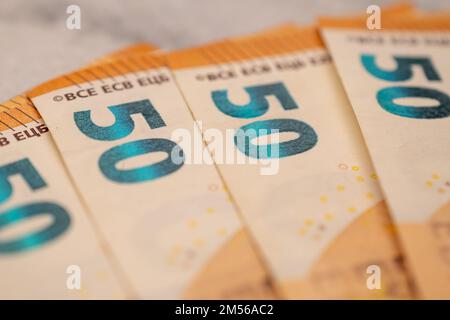 Gros plan sur une partie de 50 billets en euros. Banque D'Images
