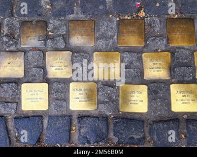 Thessalonique, Grèce vue de haut en bas de la rue du mémorial juif stolpersteine devant une école secondaire avec les noms des étudiants assassinés à Auschwitz en 1943. Banque D'Images