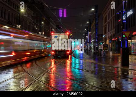 Vue sur la rue en exposition longue de Hämeenkatu avant l'aube à Tampere, en Finlande Banque D'Images