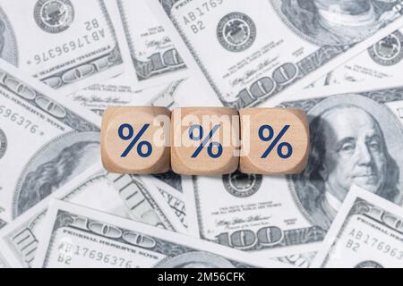 Signe de pourcentage sur les blocs de bois et les factures en dollars américains. Concept de taux d'intérêt, de taux financiers ou de taux hypothécaires Banque D'Images