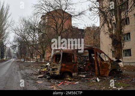 Bakhmut, Donetsk, Ukraine. 16th décembre 2022. Une voiture d'ambulance vue détruite par les bombardements russes à Bakhmut. Le président Volodymyr Zelensky a déclaré que Bakhmut de Donetsk Oblast reste le ''point le plus chaud' sur toute la ligne de front de 1 300 kilomètres. S'emparer de Bakhmut pourrait permettre aux forces russes de lancer des attaques sur des zones urbaines telles que Kramatorsk et Sloviansk dans l'oblast de Donetsk. (Credit image: © Andriy Andriyenko/SOPA Images via ZUMA Press Wire) Banque D'Images