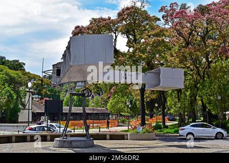 PETROPOLIS, RIO DE JANEIRO, BRÉSIL - 28 octobre 2022 : monument du premier avion de Santos Dumont au 14, place BIS Banque D'Images