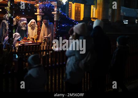 Famille contre scène où la Vierge Marie a donné naissance à Jésus et il se trouve dans le berceau entouré de gens qui sont venus célébrer la Nativité Banque D'Images