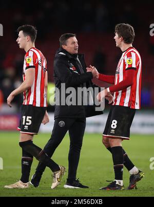 Paul Heckingbottom, directeur de Sheffield United (au centre), secoue la main de Sander Berge (à droite) de Sheffield United après le coup de sifflet final du match du championnat Sky Bet à Bramall Lane, Sheffield. Date de la photo: Lundi 26 décembre 2022. Banque D'Images