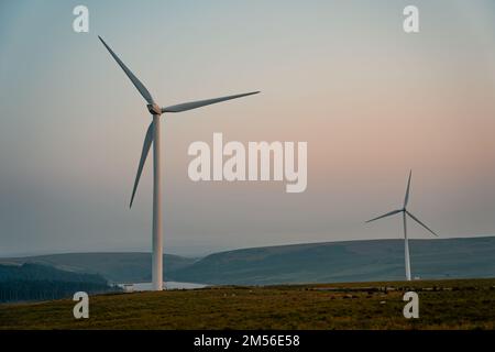 Éoliennes, moulins à vent au coucher du soleil. Concept de source d'énergie renouvelable durable. Parc éolien du sud du pays de Galles, Royaume-Uni. Banque D'Images